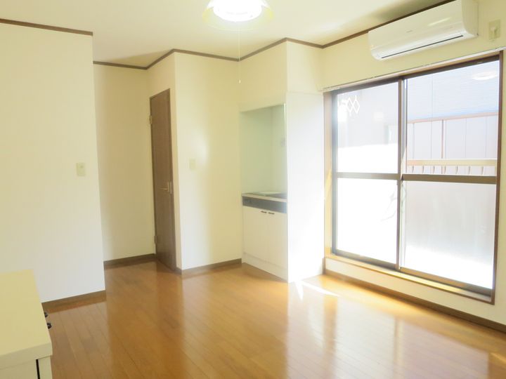 ドミールAの居間