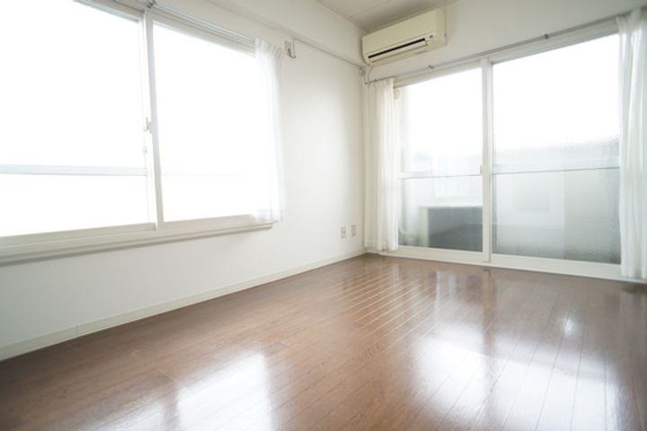 山田ビルの居間