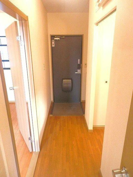 フラワーハイツの玄関