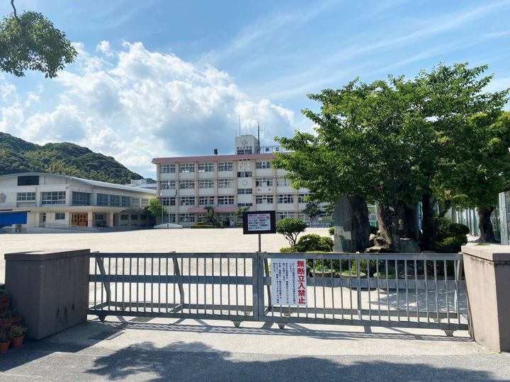 あかいポーチの周辺