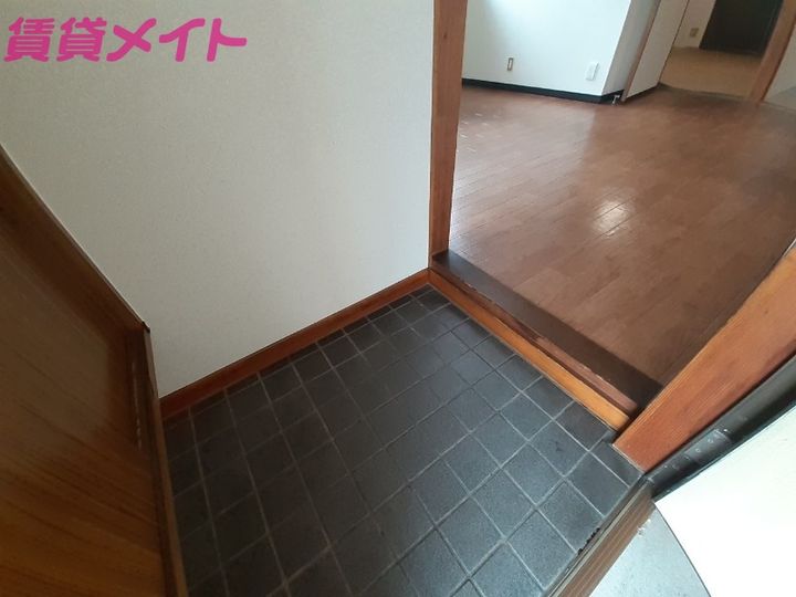 ファミール森B棟の玄関