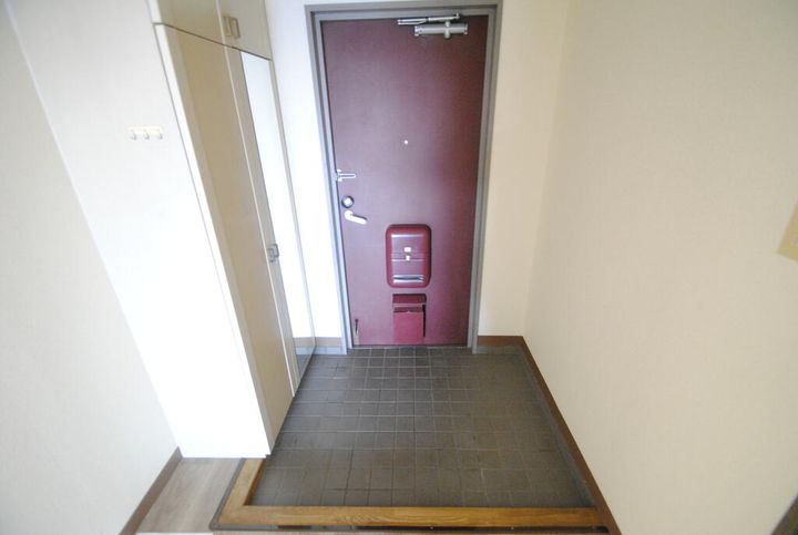 サニーヒル会瀬 1号館の玄関