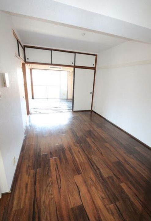 共立愛宕橋ビルの居間