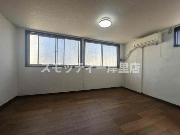 プロパティー千本南の居間