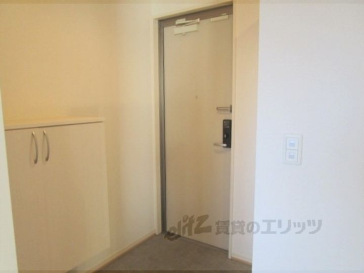 メゾンシャトー神照の玄関