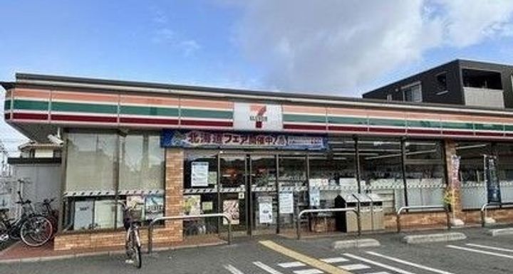 ハイツ・ツゥ・サティの周辺