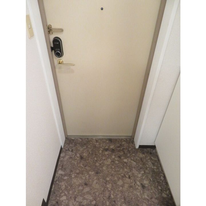 東京都渋谷区本町3(マンション)の賃貸物件の玄関