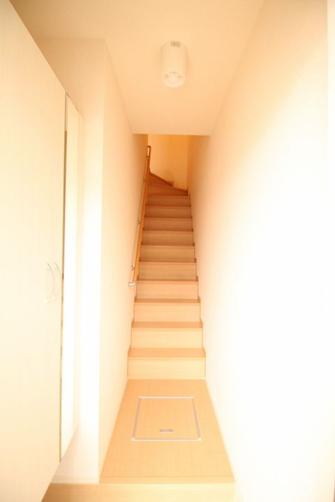 リェス ソーンツェ B棟の玄関