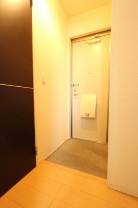 エメラルドサイネンEの玄関