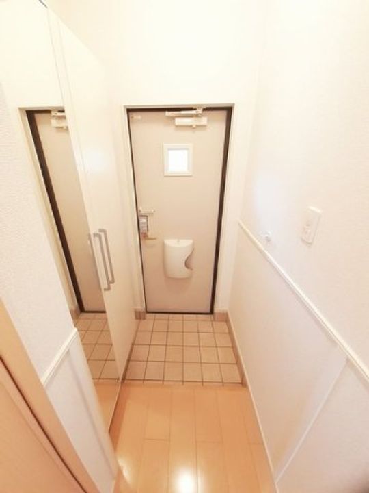 群馬県北群馬郡吉岡町大字大久保(アパート)の賃貸物件の玄関