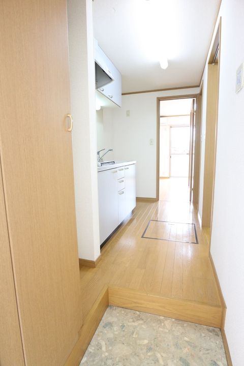 サンプラザ南中山の玄関