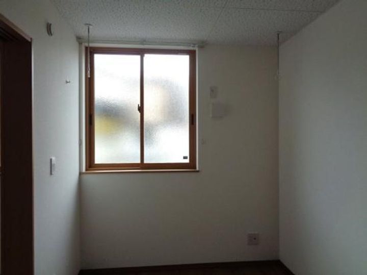 君の名を呼ぶの居間