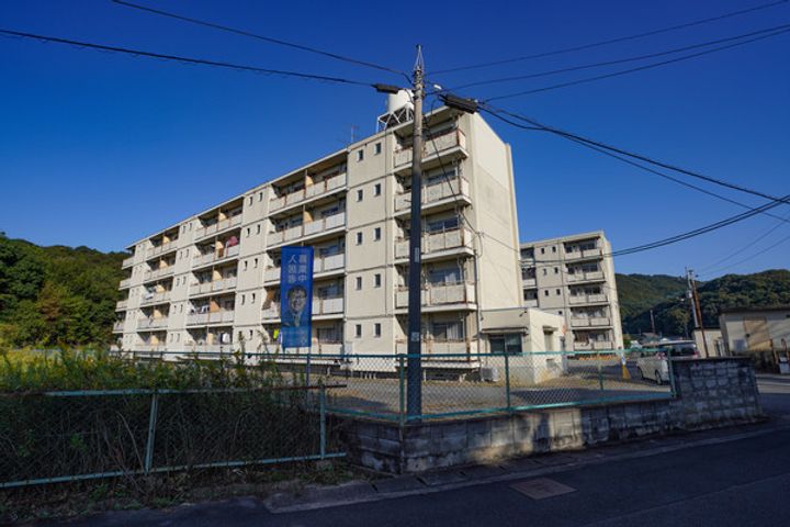 ビレッジハウス万富 1号棟の外観