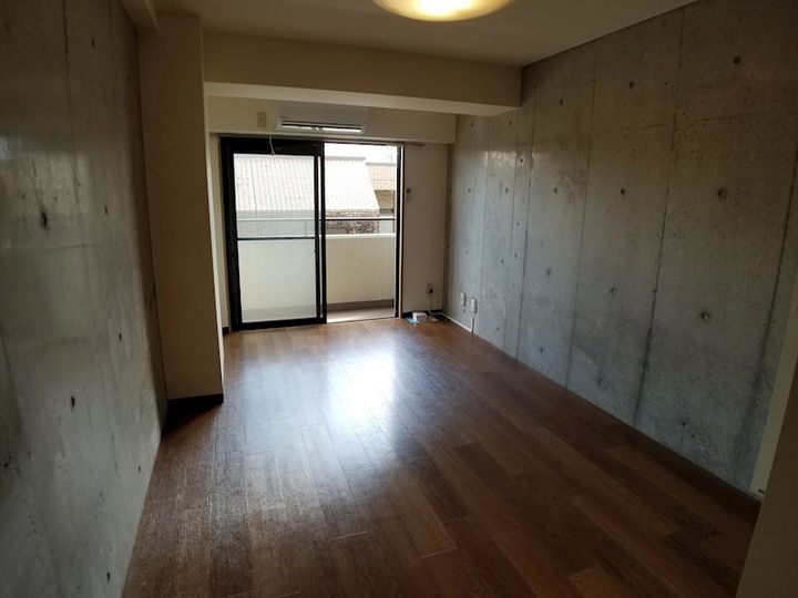 木町通TKビルの居間