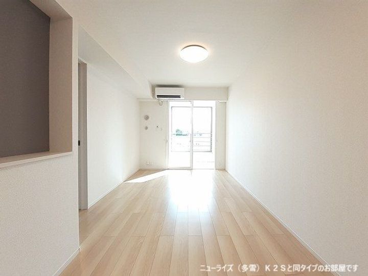 プラウド四屋 IIの居間