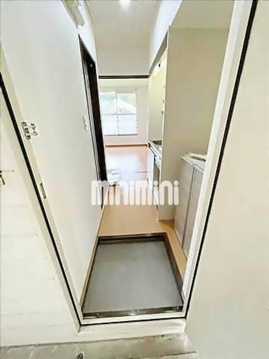 グランドパレスサネカタA棟の玄関