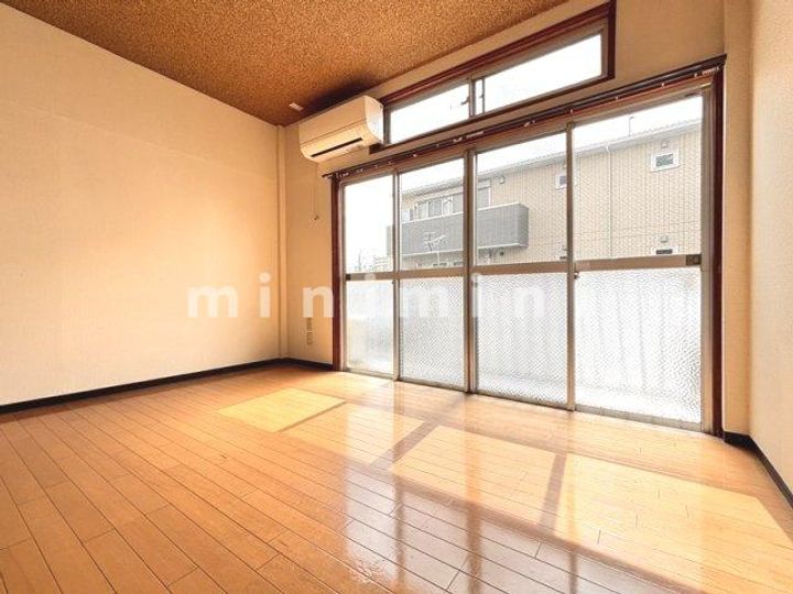 村上アパートの居間
