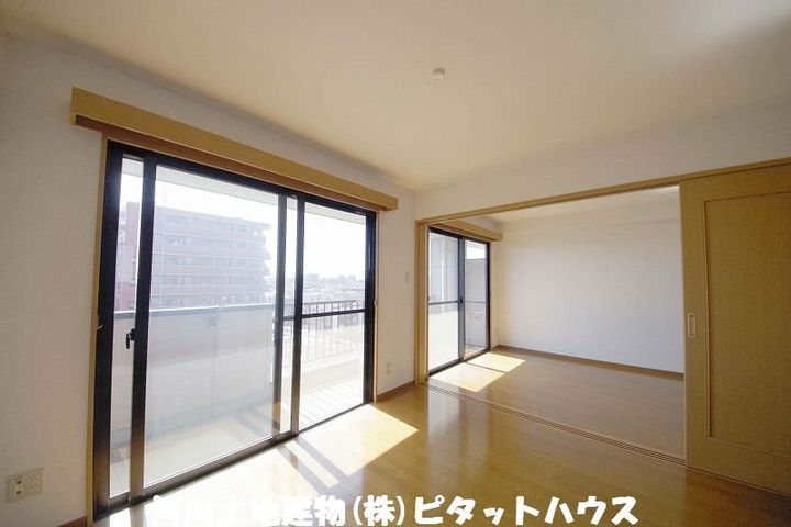 アルファレジデンスイーストの居間