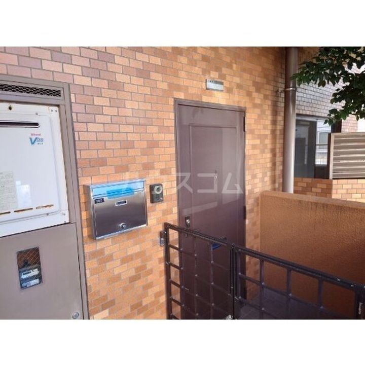 リヴァーサイド植田の玄関