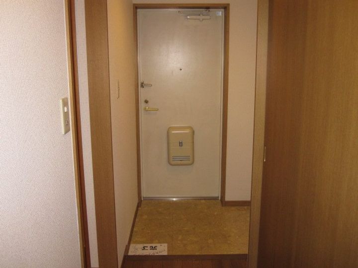 平安ハイツの玄関