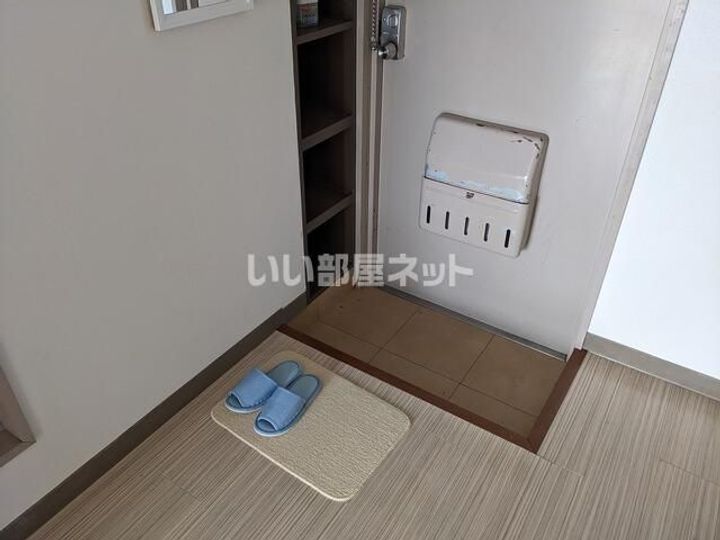 ジュネ弐番館の玄関