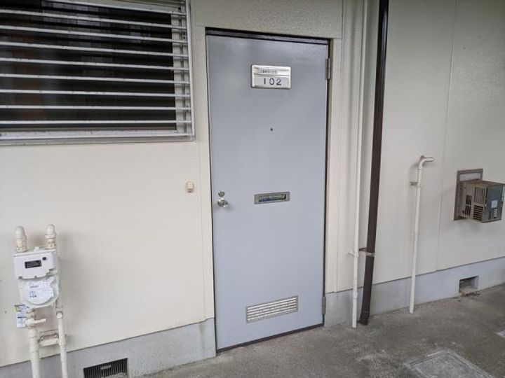 ハイネス堀ノ内の玄関