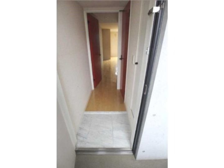 ZESTY駒沢大学IIの玄関