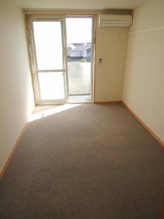 レオパレス新鎌ケ谷KIYOTAの居間