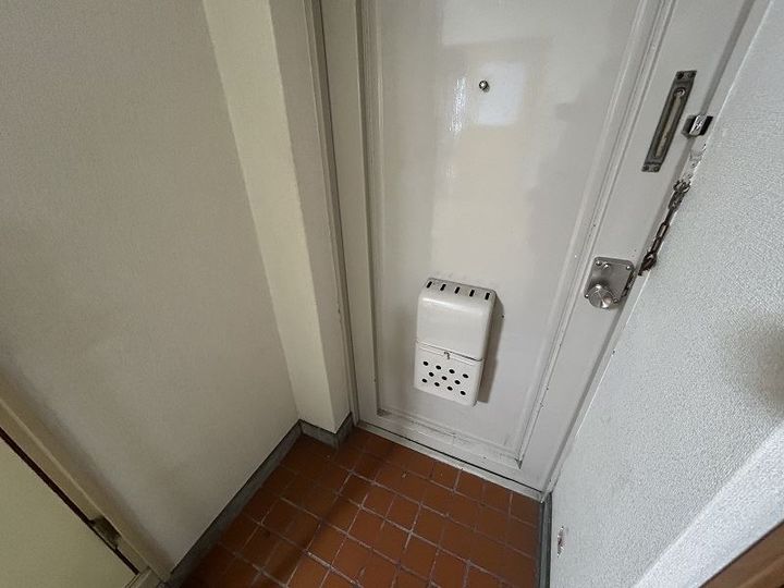 水溜ビルの玄関