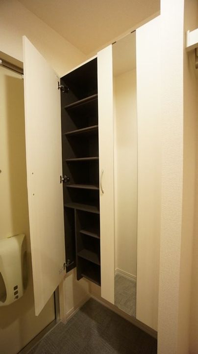 ラ・ランド上新栄の玄関