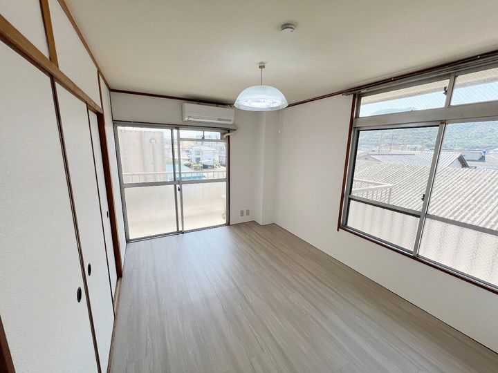 広三ビルの居間