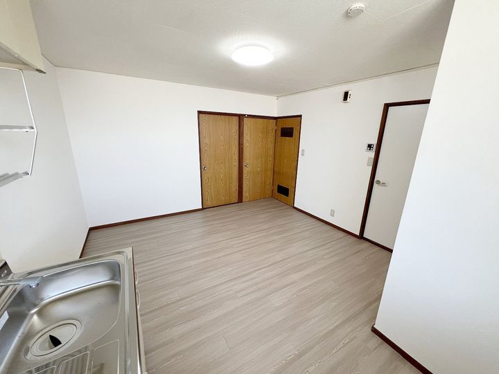 広三ビルの居間