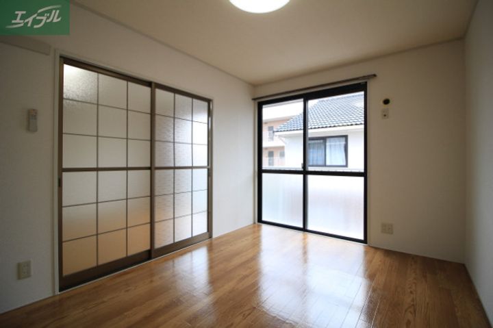 カーディナル辰巳 A棟の居間