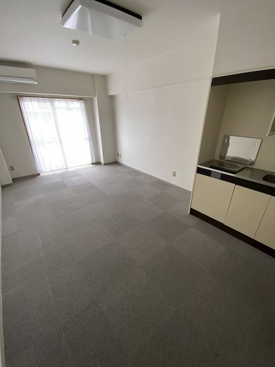 神奈川県伊勢原市東成瀬(マンション)の賃貸物件の居間