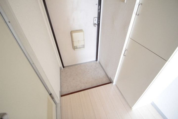 ハイツたかすの玄関