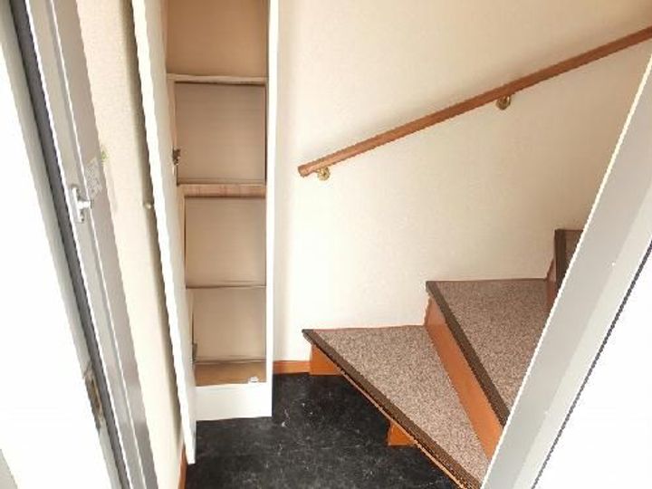 レオパレスアンテルブルグIの玄関