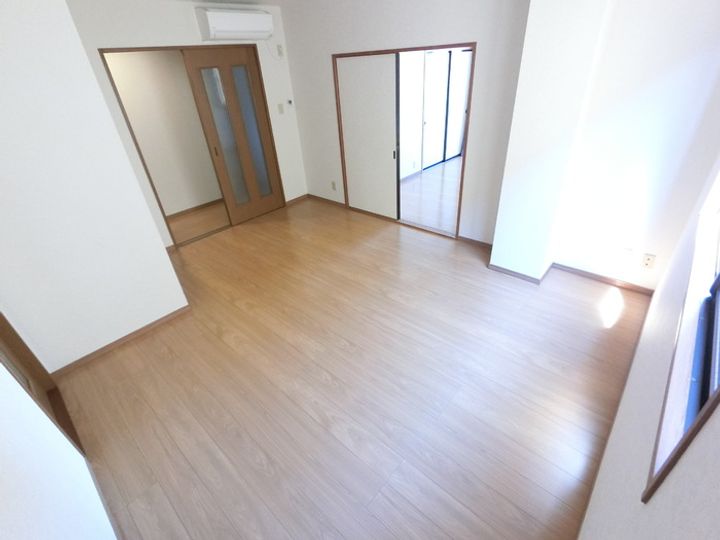 松村ビルの居間