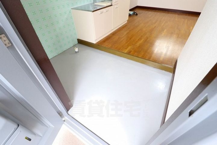 白井マンションの玄関