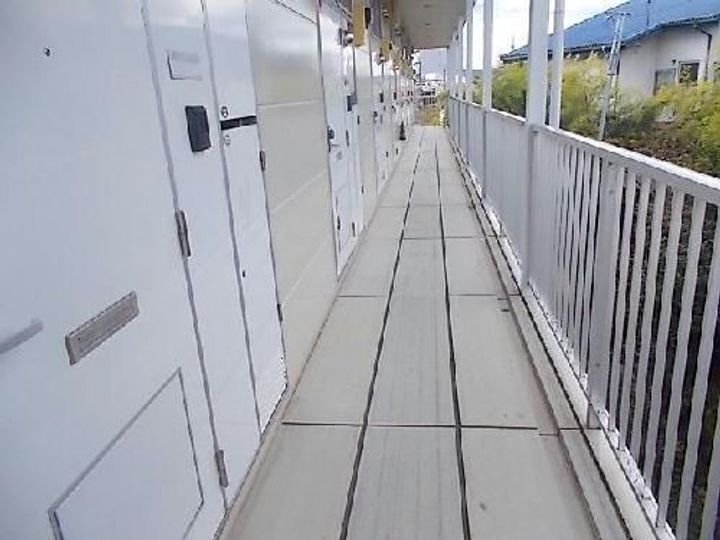 レオパレスラークの玄関