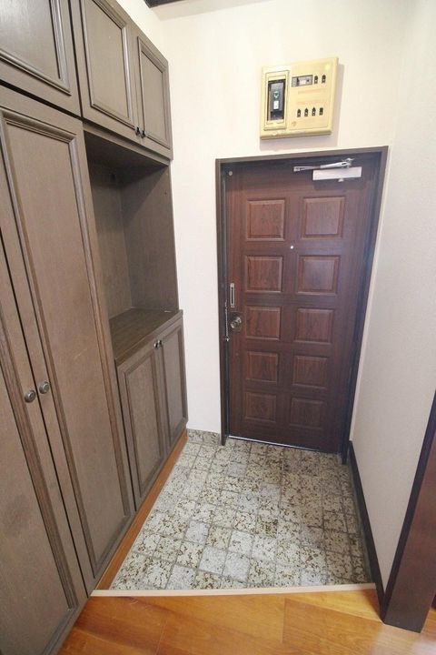 AKIKOビルの玄関