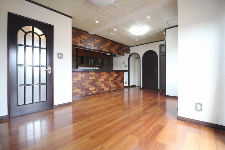 AKIKOビルの居間