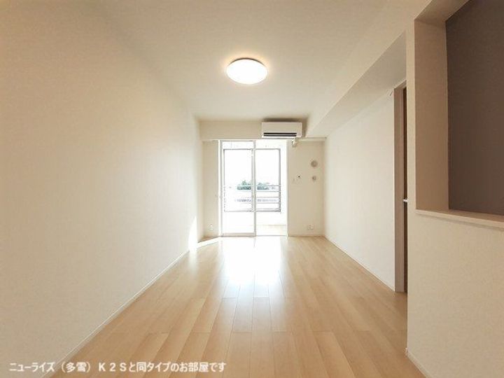 プラウド四屋 IIの居間