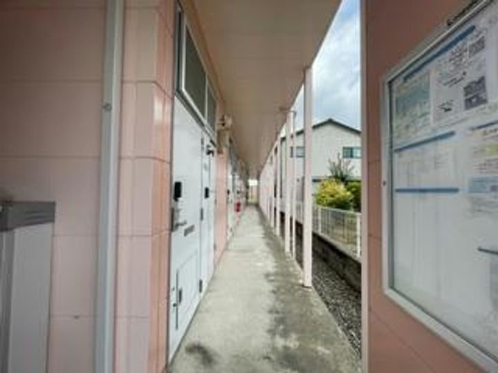 レオパレスブルージュの玄関