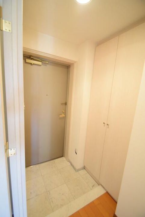 東京都新宿区左門町(マンション)の賃貸物件の玄関