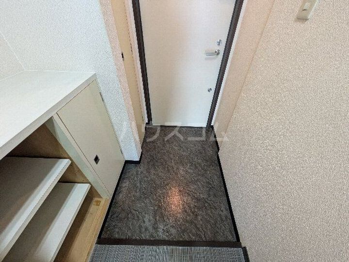 アイリス衣笠の玄関