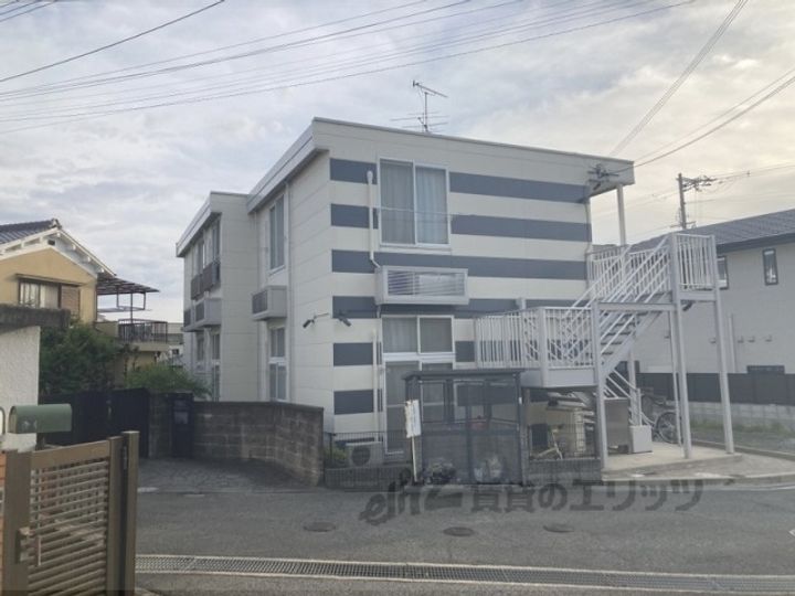 レオパレスAdvance富雄の外観