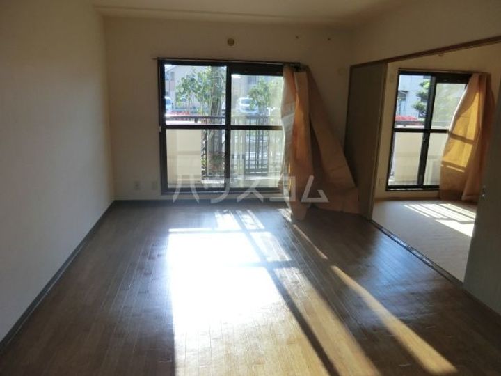 シャルム春日部の居間