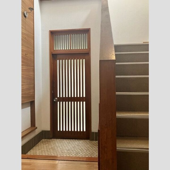 千葉県千葉市花見川区朝日ケ丘5(一戸建)の賃貸物件の玄関