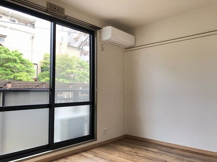 ビーライン今津留の居間