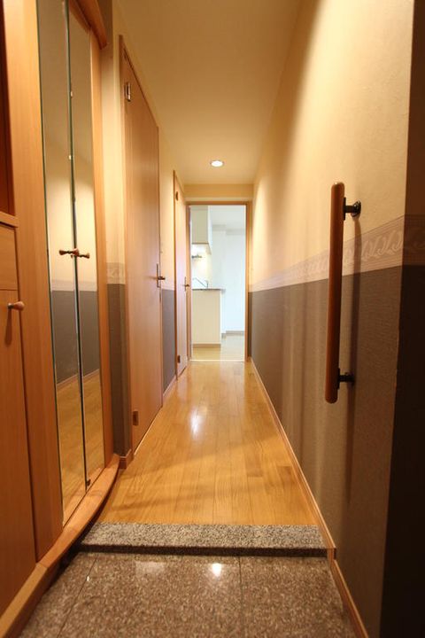 アールモニ B棟の玄関
